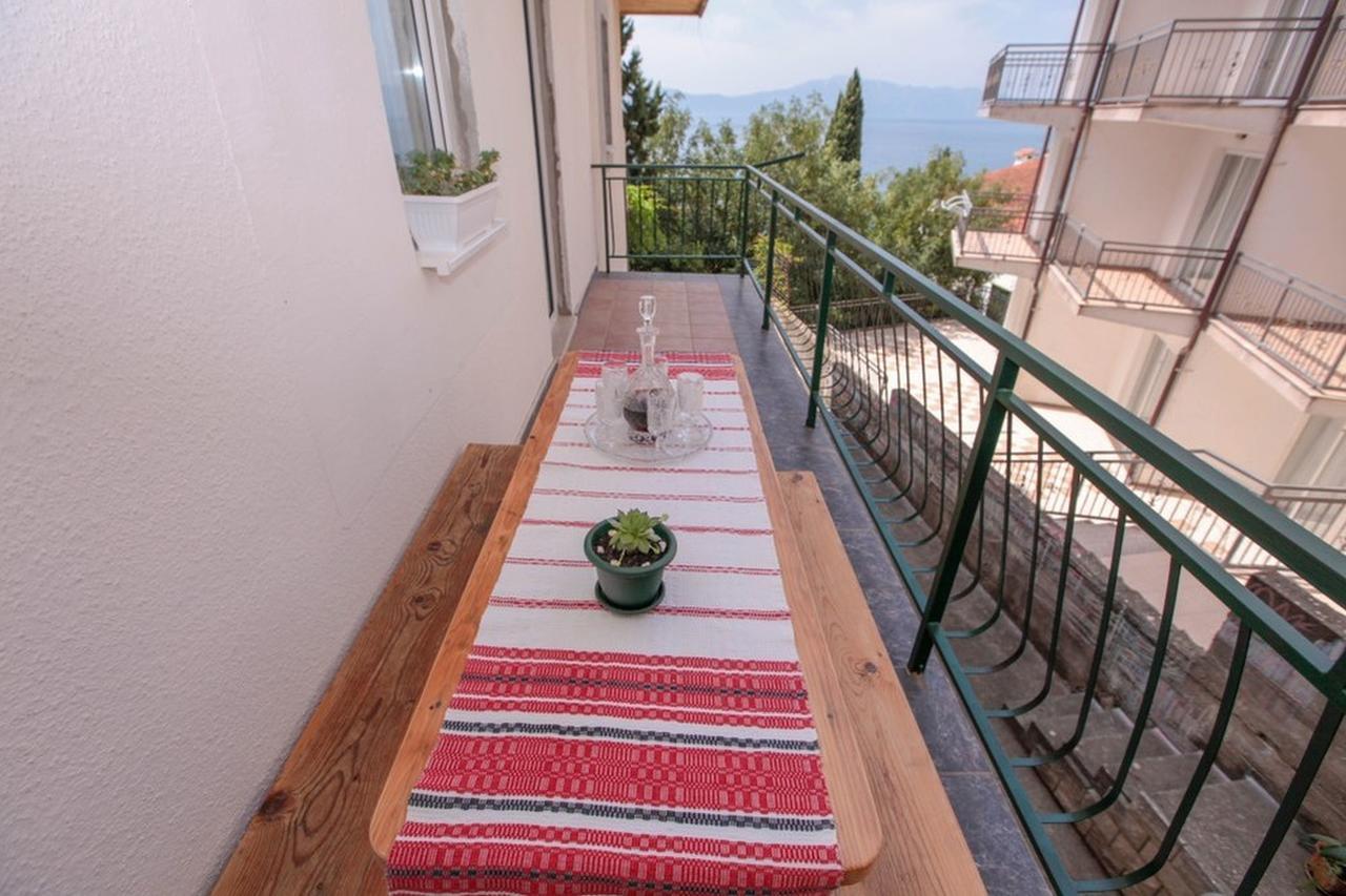 Alexa Apartment Brist