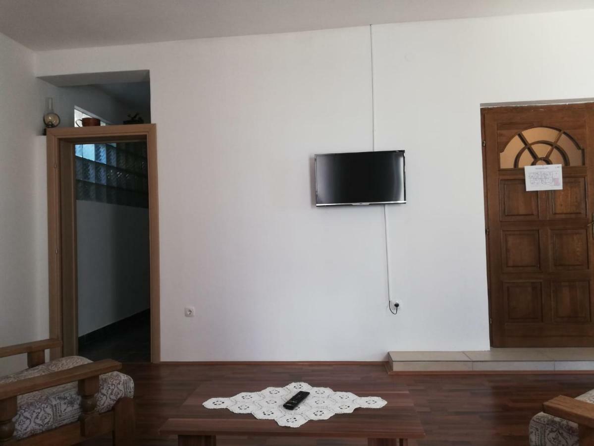 Alexa Apartment Brist